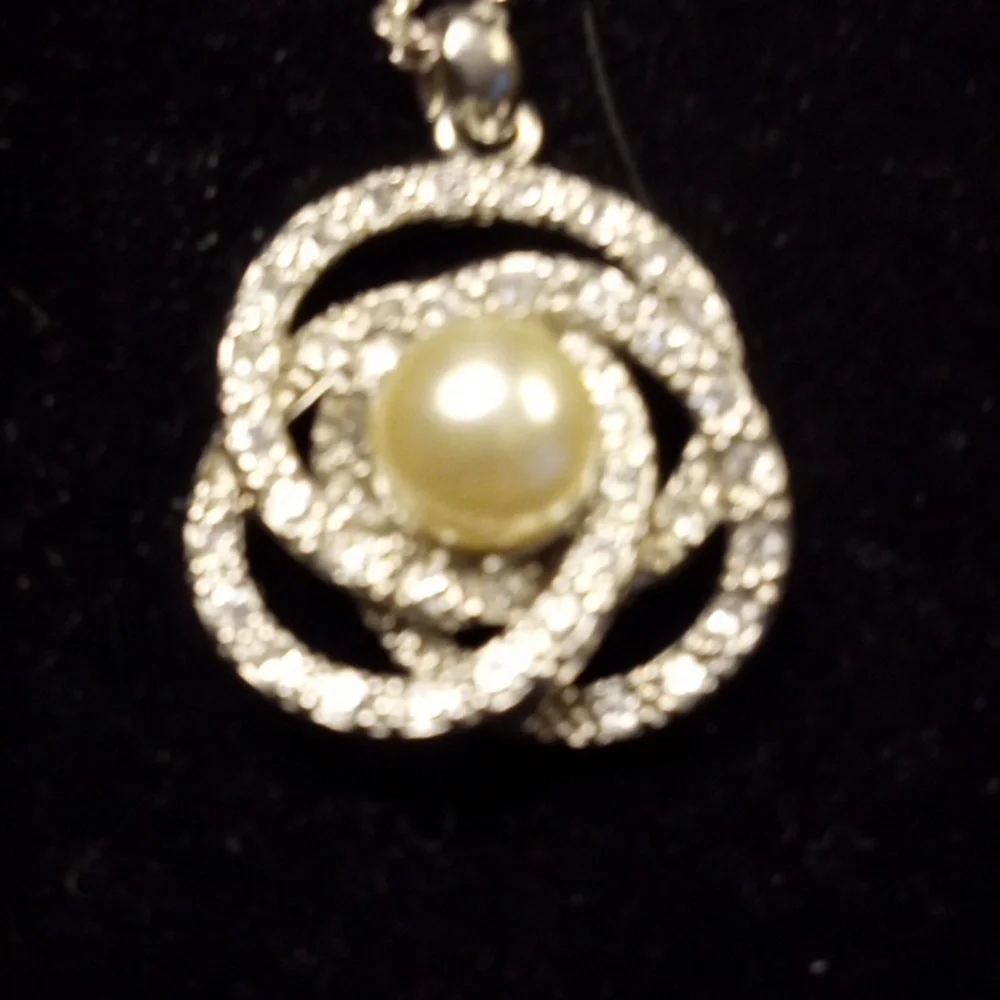 Infinity knot with diamonds pearl in center, Silver toned necklace - Picture 2 of 6
